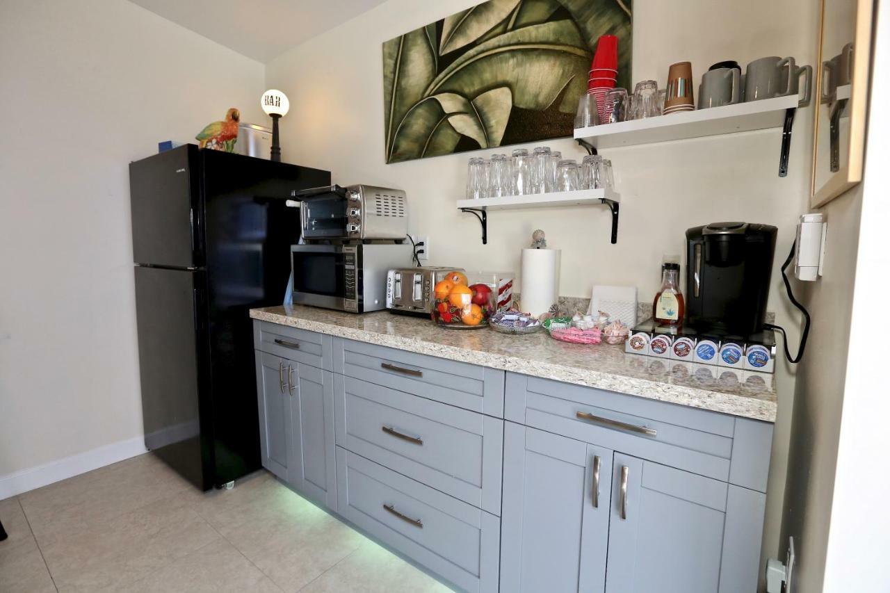 Fantasy Island Inn, Caters to Men Wilton Manors Bagian luar foto